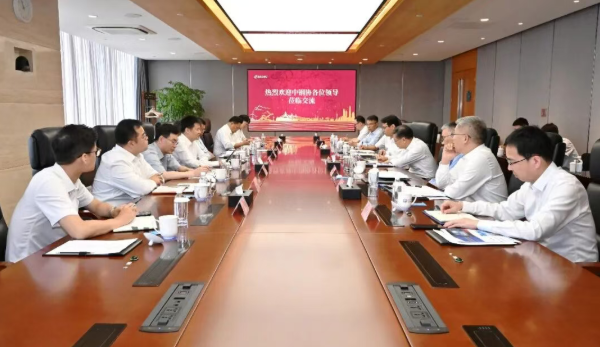 胡望明、侯安贵和中钢协党委书记姜维举行工作会谈
